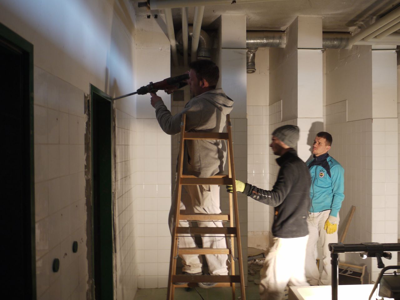 Durchbrechen der Wand ober der Türzarge